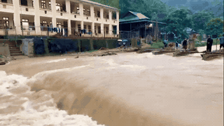 Building a temporary bridge, opening roads to supply supplies to students in flood-affected areas of Nghe An. Photo: Nghe An Border Guard