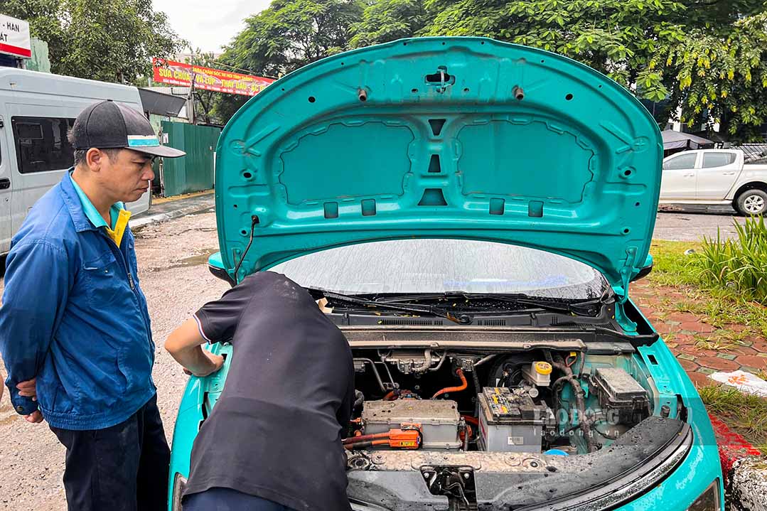 Ôtô điện cũng có nguy cơ hư hỏng khi bị ngập hoặc ngâm trong nước. Ảnh chụp ngày 17.9: Hữu Vũ