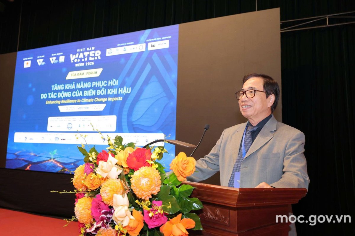 Standing Vice Chairman of the Vietnam Water Supply and Drainage Association Tran Anh Tuan speaks at the Seminar. Photo: Ministry of Construction