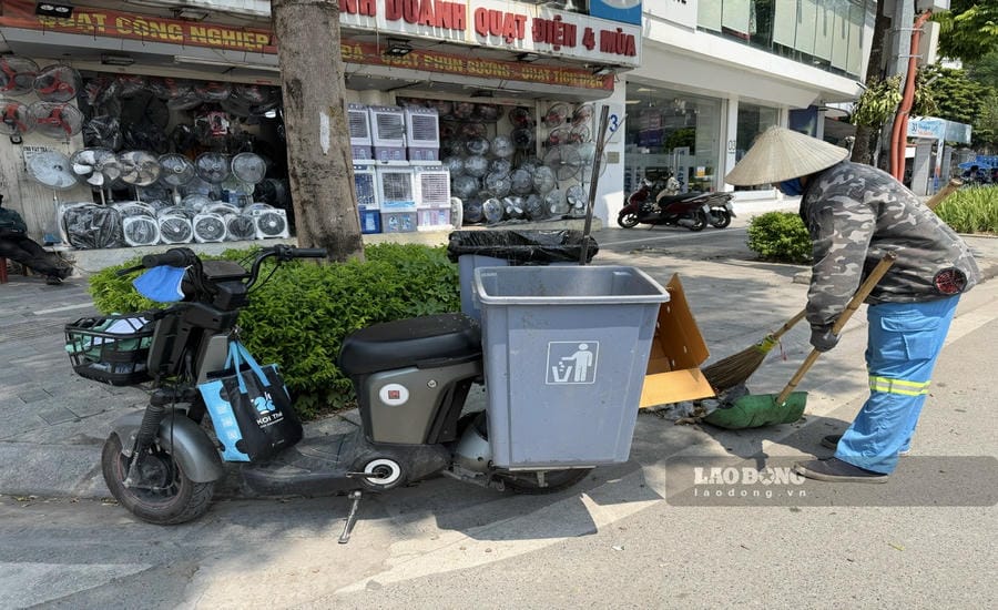 2輪電気自動車は、ハノイの環境労働者の負担を軽減するのに役立ちます。写真:ホアイ・アイン