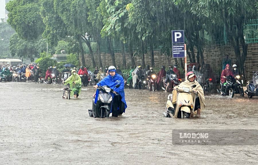 On the morning of September 17, many vehicles tried to overcome the flooded road after heavy rain on Nguyen Quoc Tri street. Photo: Tuan Anh