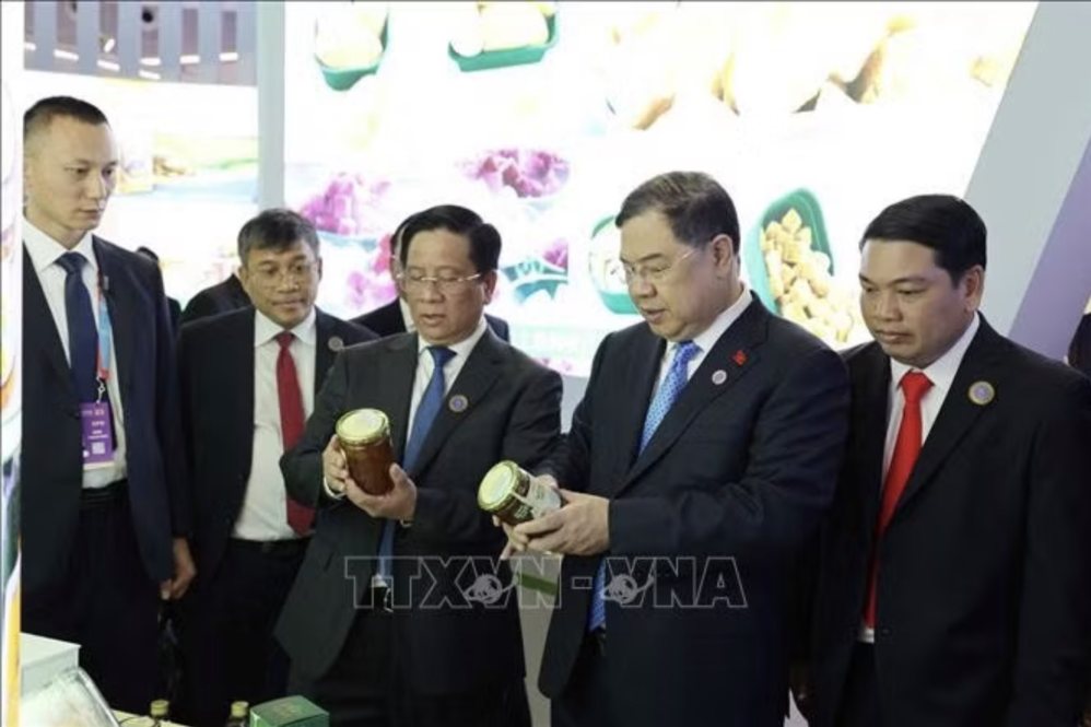 Politburo Member, Standing Deputy Prime Minister Pham Gia Tuc and the Vietnamese delegation visit booths of Vietnamese businesses participating in the 23rd China - ASEAN Fair in 2026. Photo: VNA