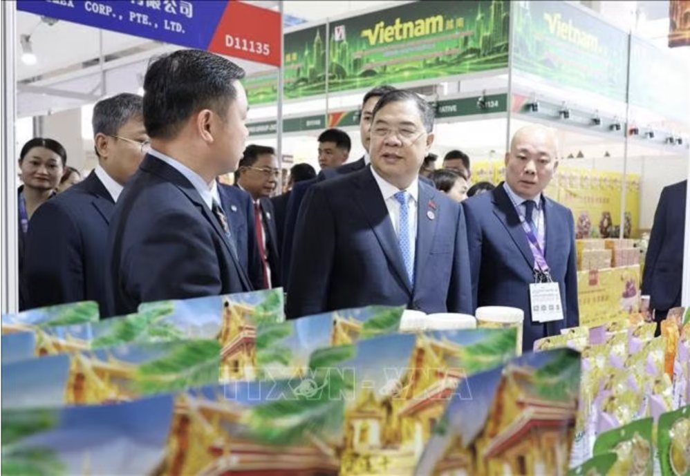 Ủy viên Bộ Chính trị, Phó Thủ tướng Thường trực Chính phủ Phạm Gia Túc và đoàn đại biểu Việt Nam tham quan các gian hàng của doanh nghiệp Việt Nam tham gia Hội chợ Trung Quốc - ASEAN lần thứ 23 năm 2026. Ảnh: TTXVN