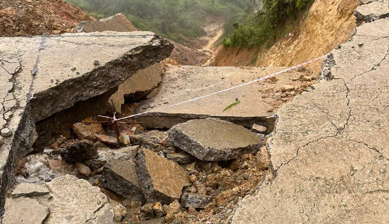 Heavy rain causes negative taluy landslides, losing ground on National Highway 32. Photo: Phinh Ho Commune People's Committee