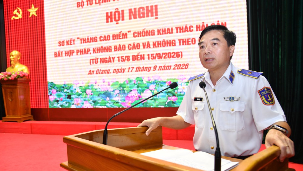 Thiếu tướng Đào Bá Việt, Tư lệnh Vùng Cảnh sát biển 4 phát biểu. Ảnh: Quang Vinh/BTL Vùng CSB4
