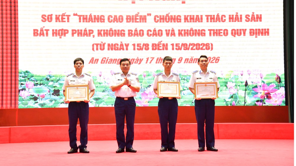 Thủ trưởng BTL Vùng Cảnh sát biển 4 trao thưởng cho các cá nhân đạt thành tích tốt trong Đợt thi đua thực hiện “Tháng cao điểm” chống khai thác IUU. Ảnh: Quang Vinh/BTL Vùng CSB4