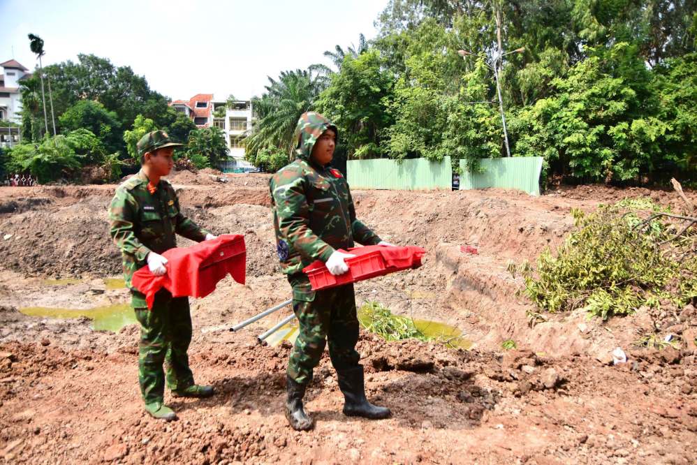 Lực lượng chức năng tìm kiếm hài cốt liệt sĩ tại khu vực rãnh số 2. Ảnh: Bộ Tư lệnh TPHCM cung cấp ngày 17.9