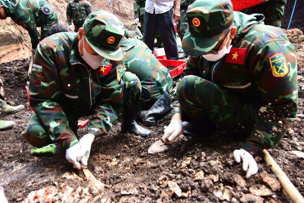 17 more sets of martyrs' remains found, including 1 set with artifacts at Le Thi Rieng Park. Photo: Ho Chi Minh City Command provided on September 17