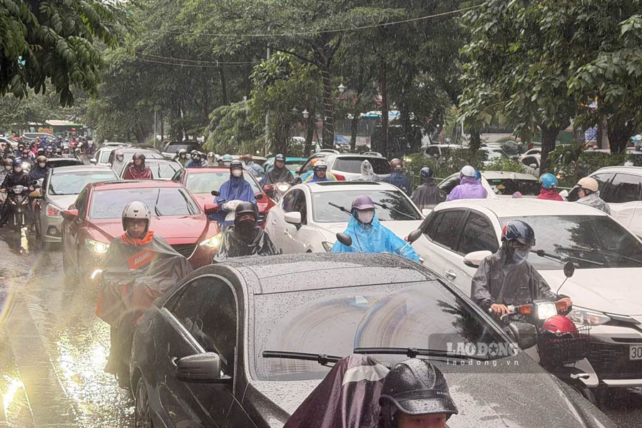 Hanoi weather forecast tonight and tomorrow morning, September 18th, with moderate to heavy rain. Photo: Viet Anh