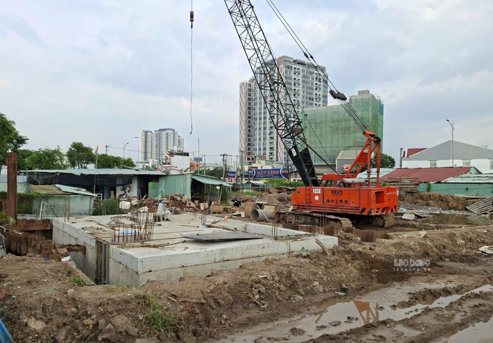 Thi công trạm bơm hầm chui HC1-02 nút giao An Phú chiều 17.9.   Ảnh: Minh Quân