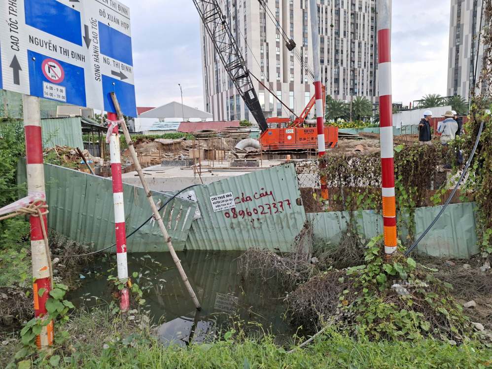 Khu vực trạm bơm nút giao An Phú vẫn còn ngập nước chiều 17.9.  Ảnh: Minh Quân