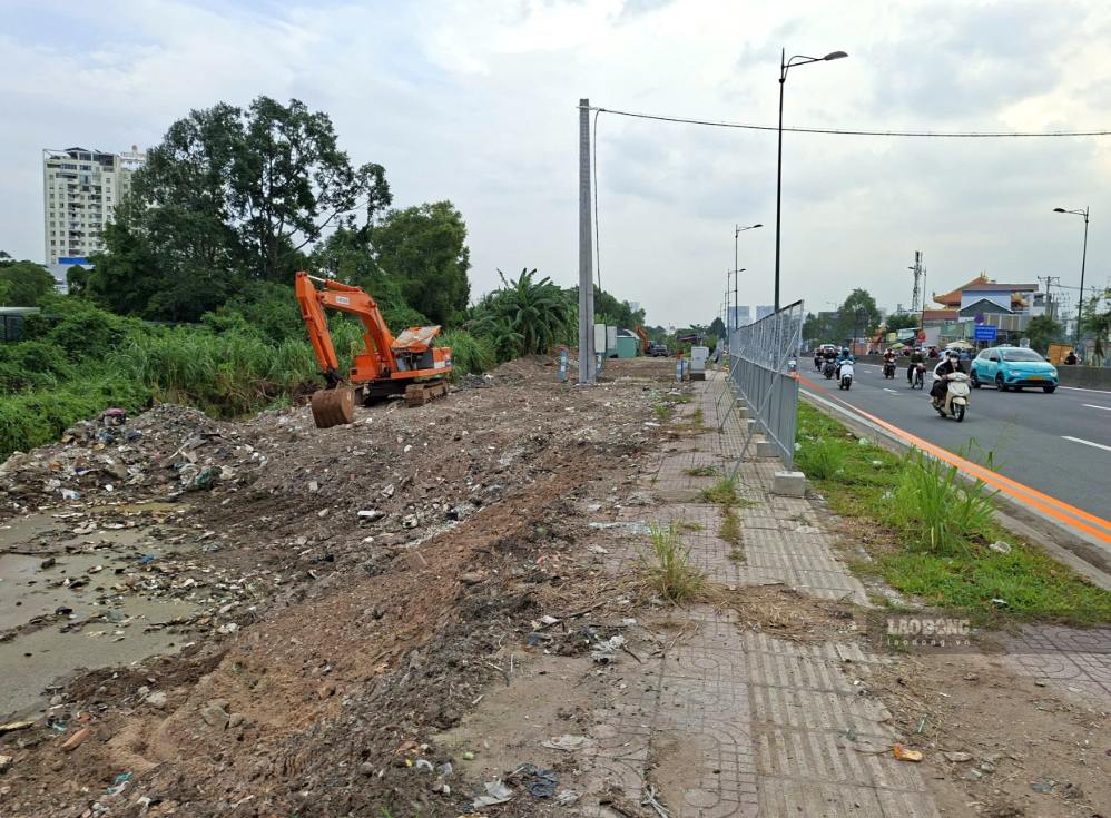 Dọn dẹp mặt bằng thi công nút giao Phạm Văn Đồng - Vành đai 2 TPHCM chiều 17.9. Ảnh: Minh Quân
