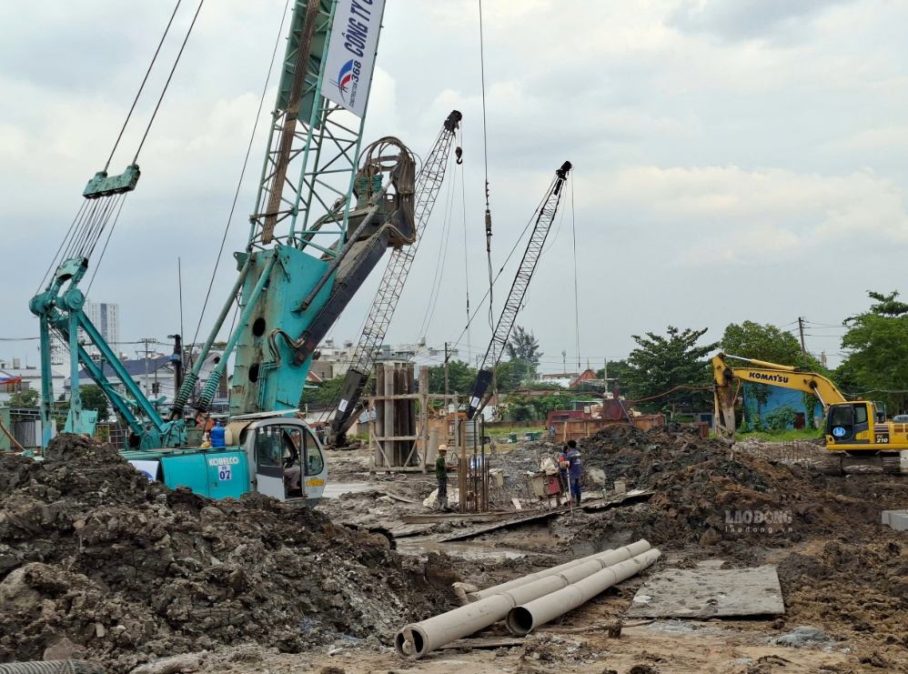 Máy móc thi công nút giao Phạm Văn Đồng - Vành đai 2 TPHCM chiều 17.9. Ảnh: Minh Quân