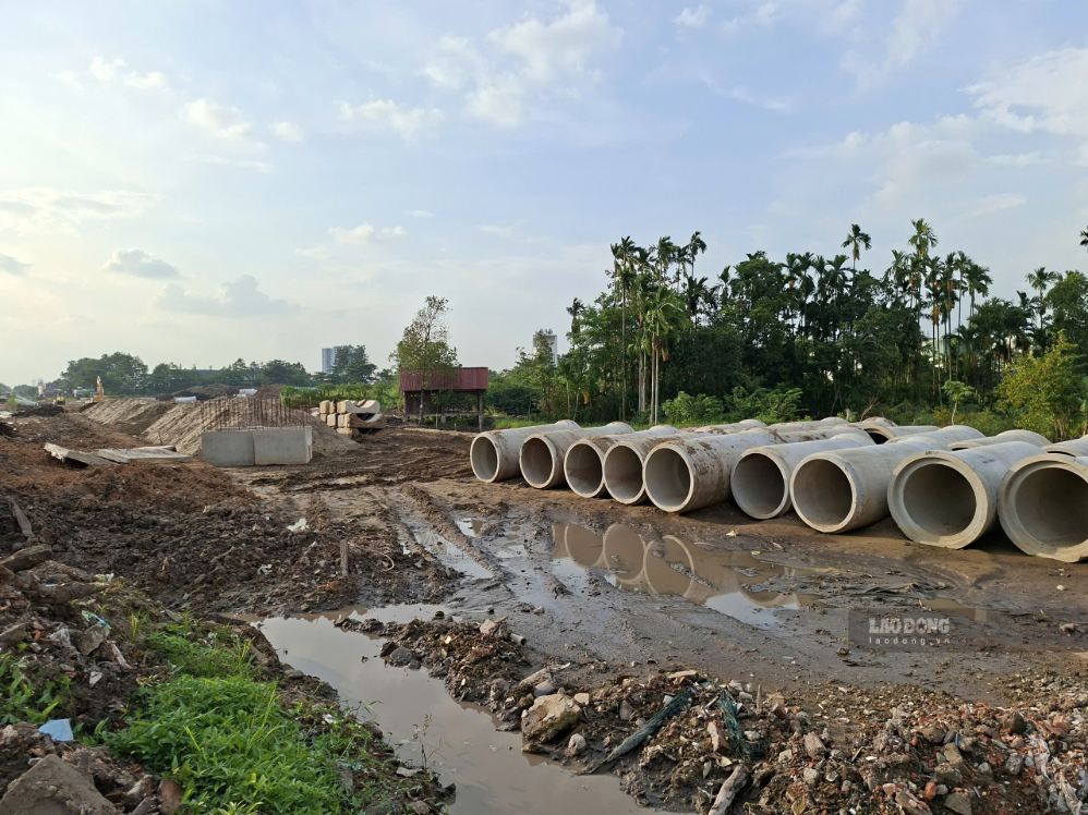 Thi công đường Vành đai 2 TPHCM chiều 17.9. Ảnh: Minh Quân