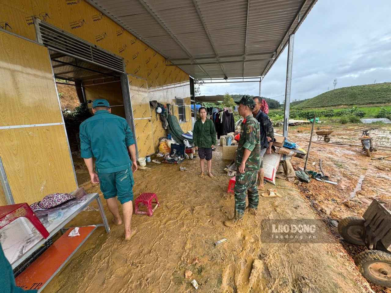 Các lực lượng xã Quảng Sơn tập trung hỗ trợ di dời, sơ tán người dân đến nơi an toàn. Ảnh: Phúc Khánh