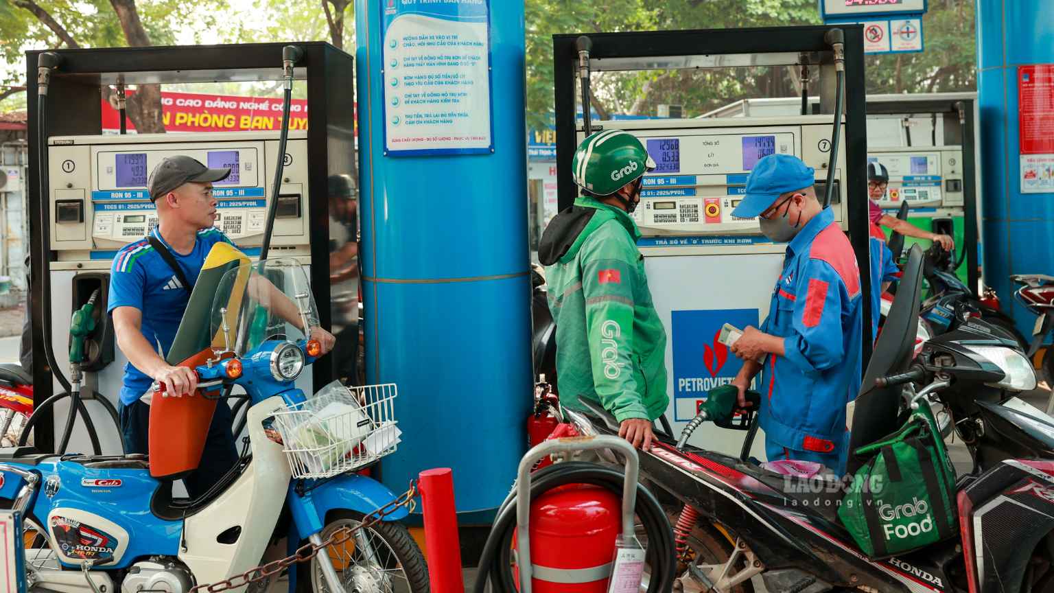 It is predicted that gasoline and oil prices in the price adjustment period next week will fluctuate according to the world situation. Photo: Hai Nguyen