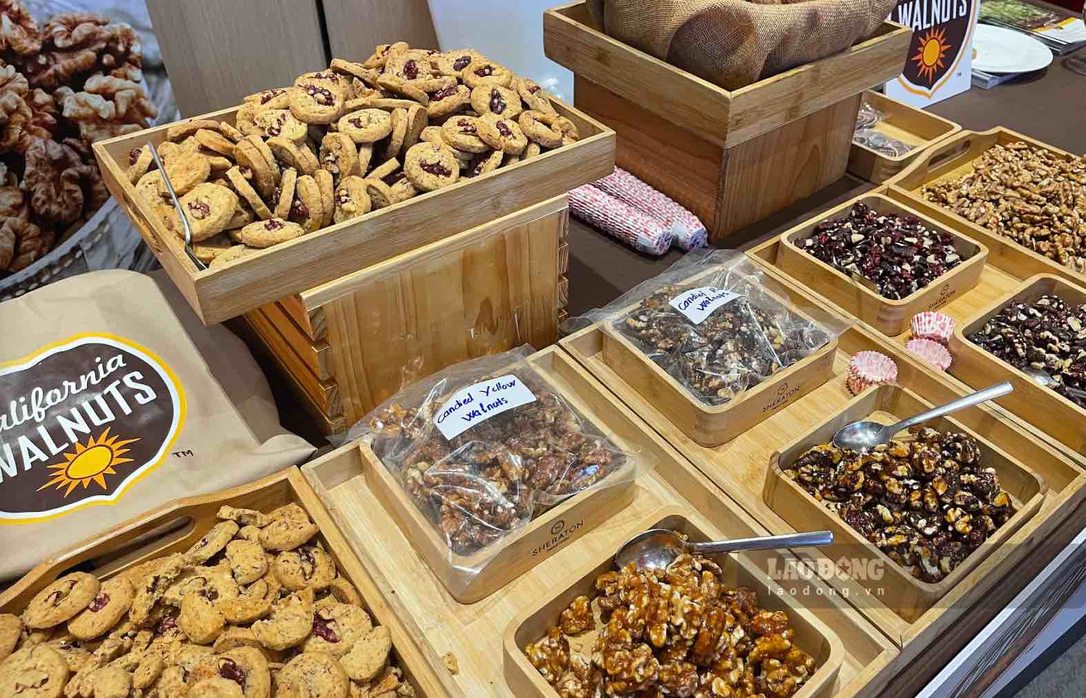 Một số gian hàng trưng bày các sản phẩm nông sản từ Mỹ, trong khuôn khổ chương trình “Lễ Hội Tiệc Nướng Mỹ Vị Hoa Kỳ 2026“, ngày 17.9.2026. Ảnh: Châu Anh