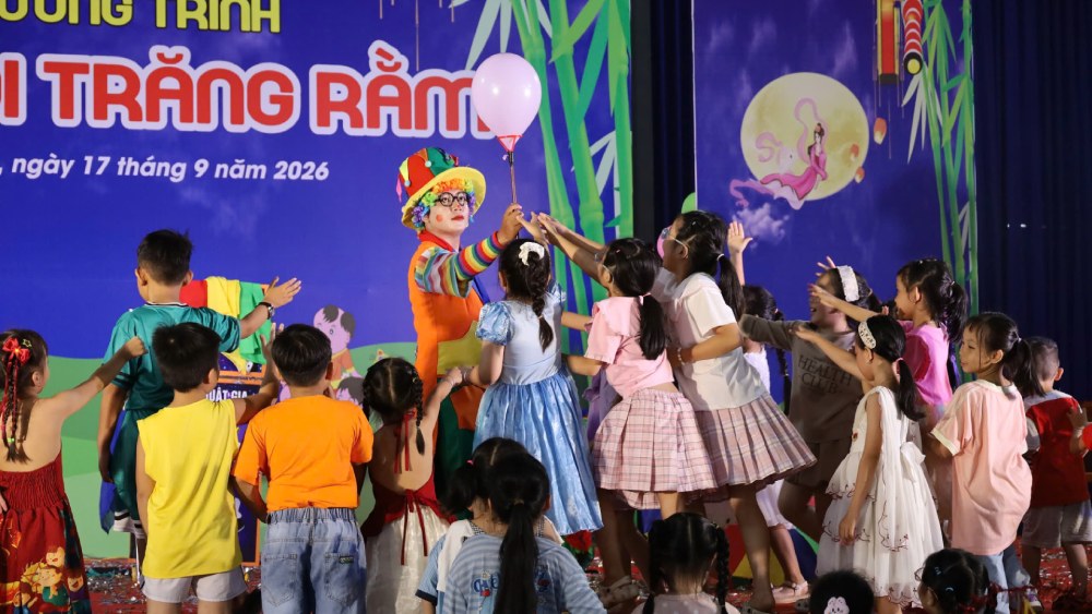 Các em thiếu nhi tham gia trò chơi, xem biểu diễn ảo thuật. Ảnh: Minh Mẫn/LĐLĐ An Giang