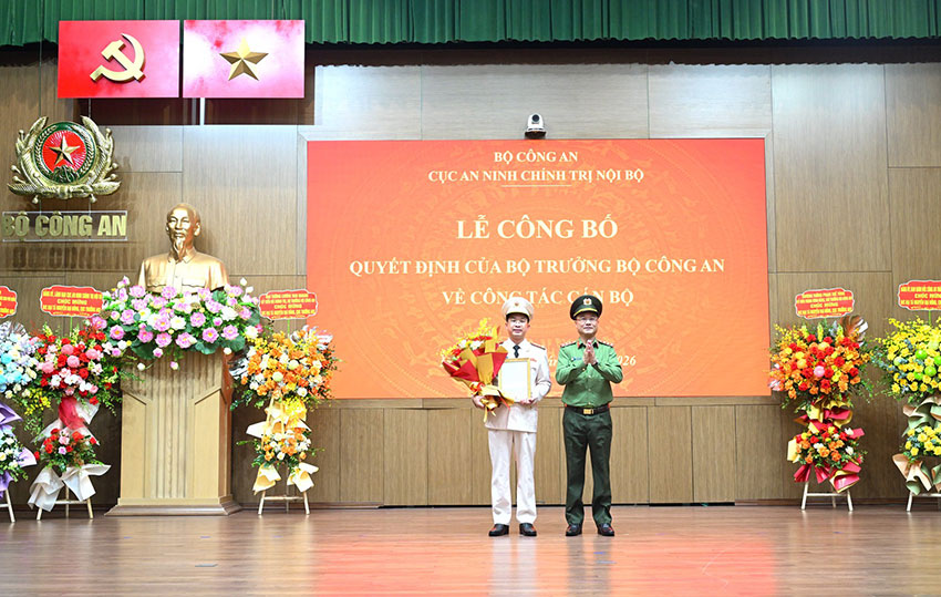 Senior Lieutenant General Pham The Tung - Member of the Party Central Committee, Deputy Minister of Public Security awarded the decision to transfer and appoint Colonel Nguyen Dai Dong. Photo: Ministry of Public Security