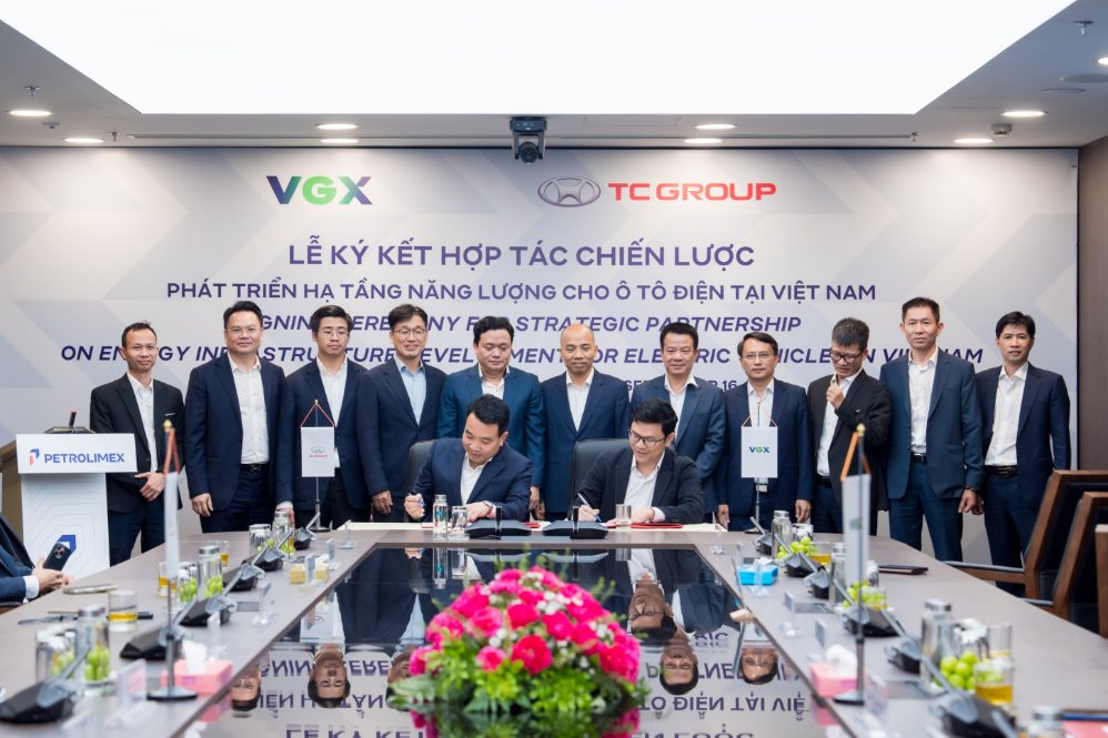 Đại diện Tập đoàn Thành Công và đại diện VGX ký kết biên bản ghi nhớ hợp tác về phát triển hạ tầng năng lượng xanh tại Việt Nam. Ảnh HTV