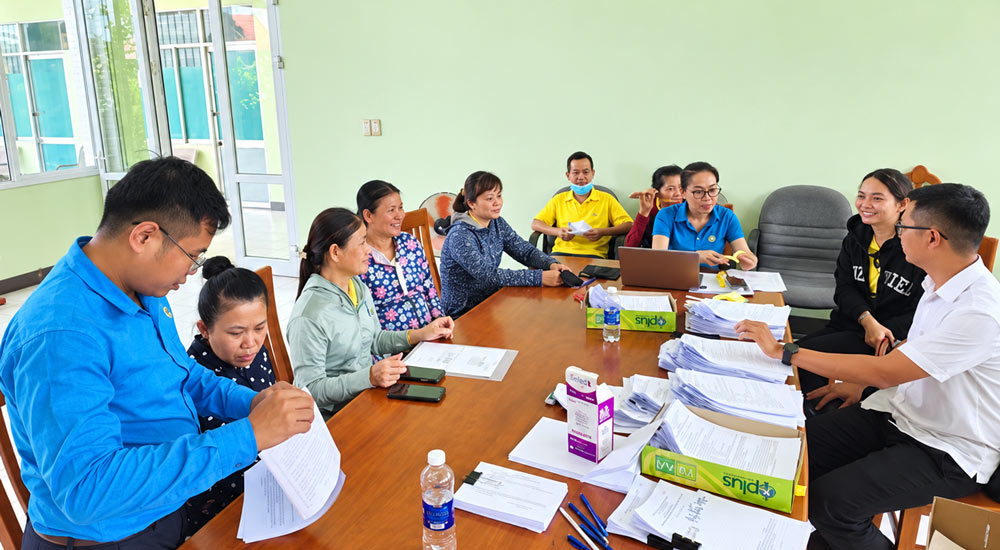 Da Nang Trade Union guides workers to carry out procedures to sue businesses owing social insurance. Photo: Da Nang Trade Union