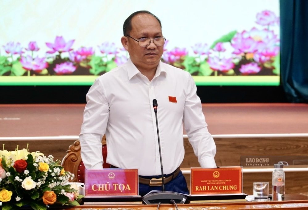 Mr. Rah Lan Chung - Standing Deputy Secretary of the Provincial Party Committee, Chairman of the Provincial People's Council requested to monitor the handling of voters' petitions. Photo: Thanh Tuan