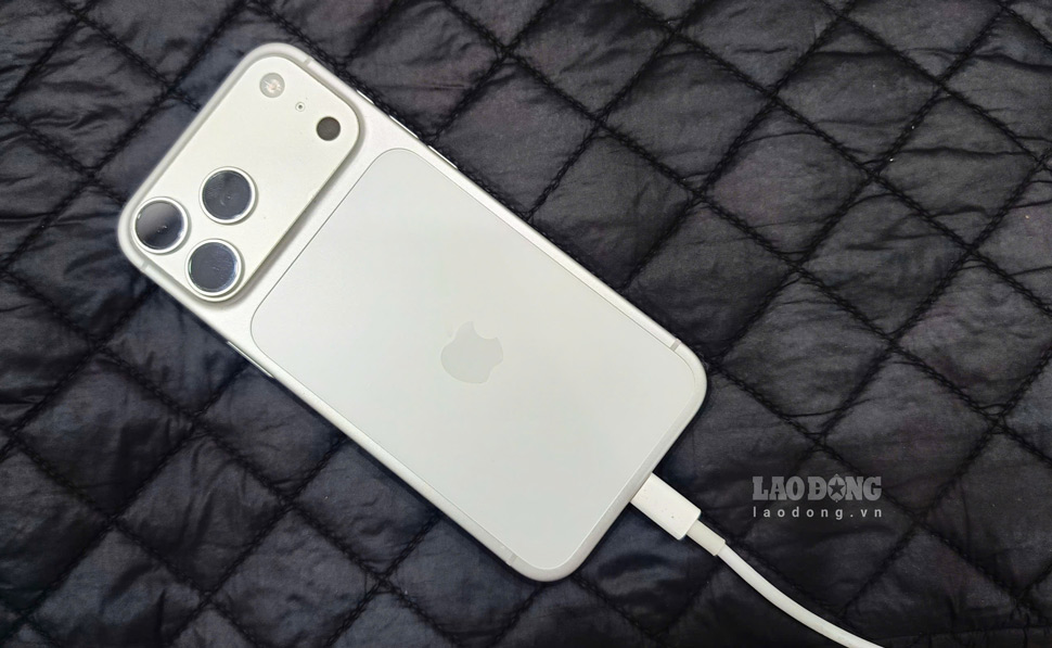 iPhone 18 Pro Max has the ability to fully charge the battery faster than iPhone 17 Pro Max. Photo: Hao Thien (photo taken on September 18, 2026)