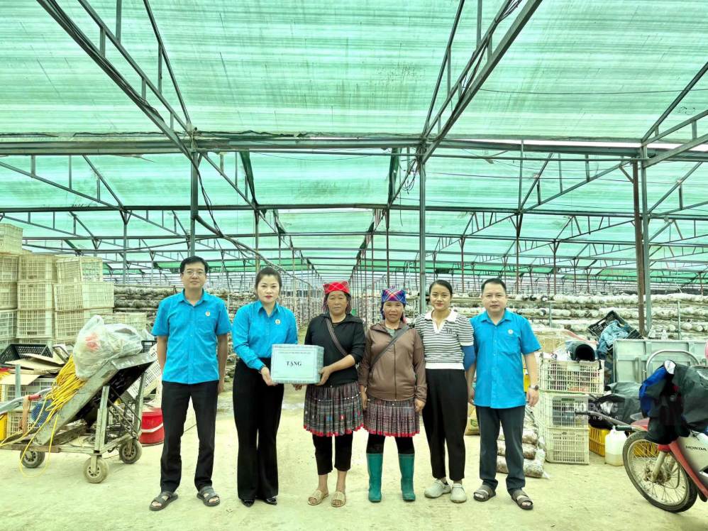 Công đoàn Nghĩa Lộ trao 200 suất quà Trung thu cho con đoàn viên. Ảnh: An Vi