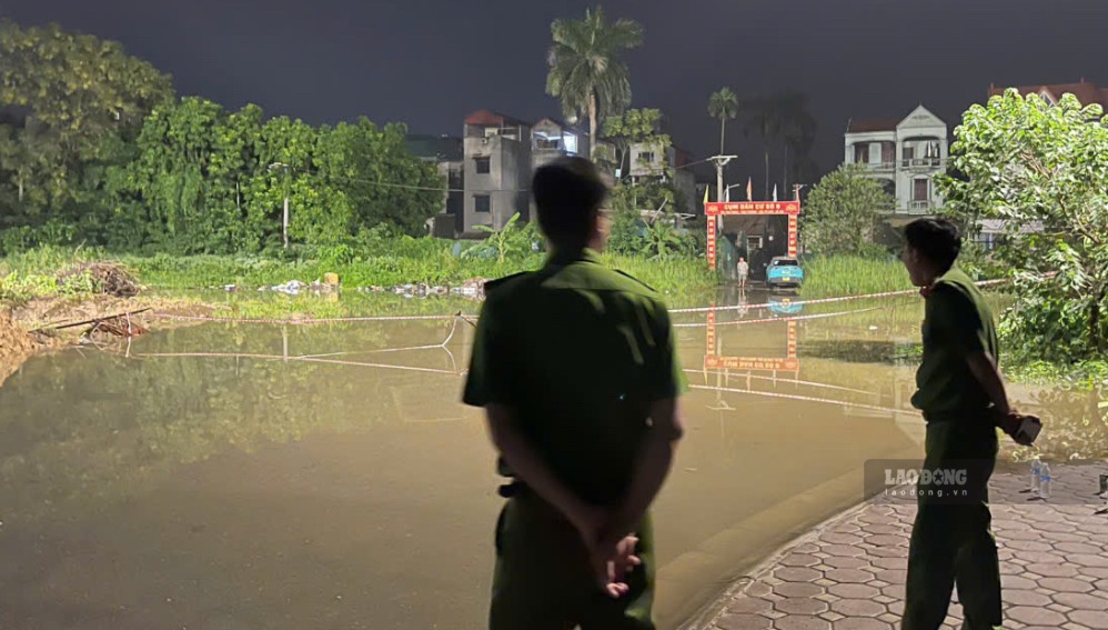 Dong Ngac Ward Police officer at the scene in the early morning of September 18. Photo: Minh Hoang
