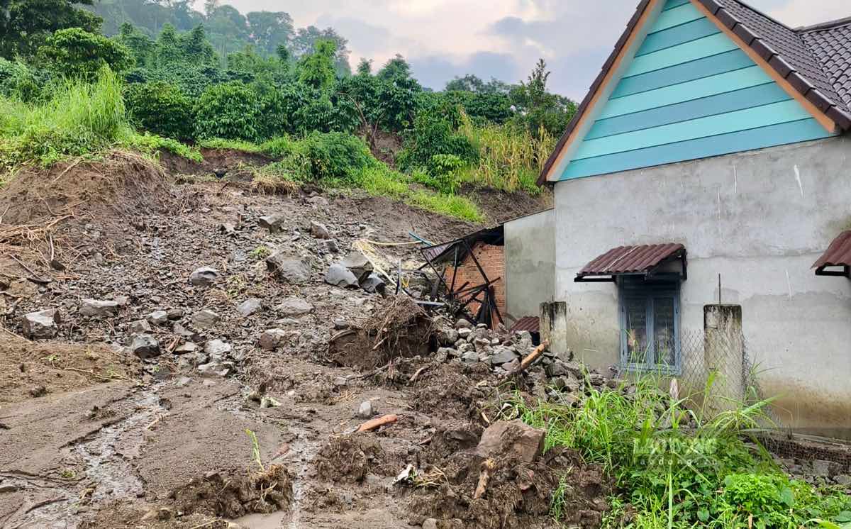 Cracked and subsided hill threatens residential areas in Quang Son commune, Lam Dong province, so 78 households must be relocated, afternoon of September 17. Photo: Phuc Khanh