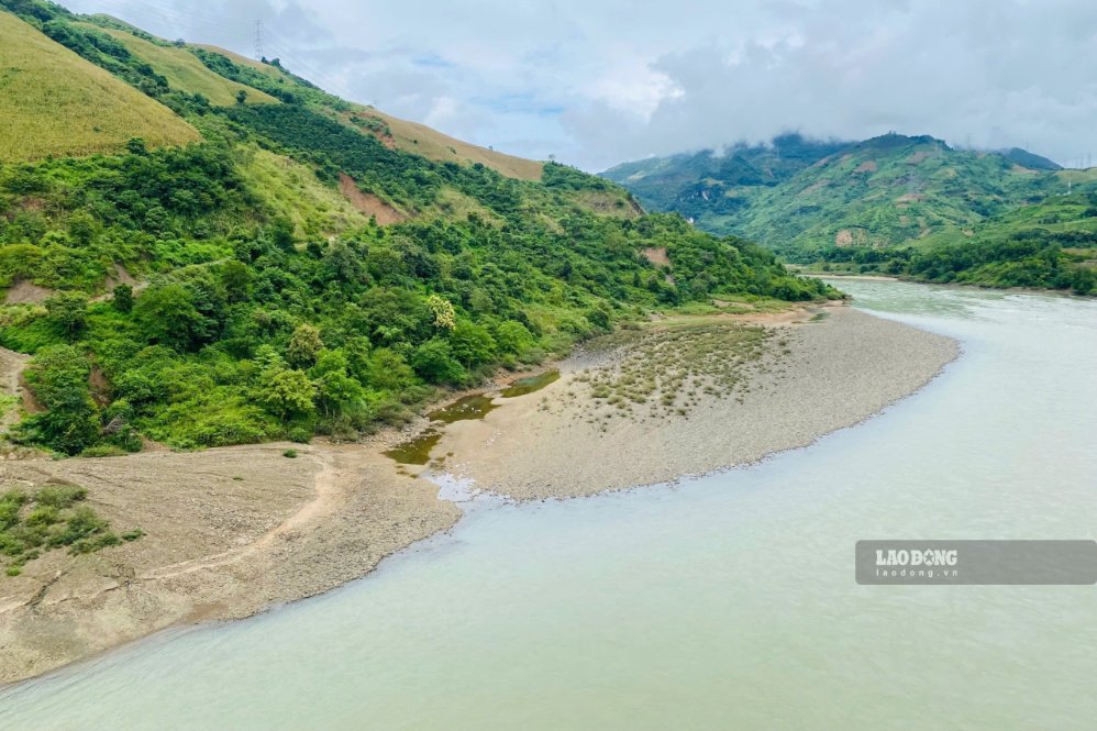 The water level downstream of Son La Hydropower Plant is falling low, revealing many sand dunes along the downstream of the Da River. Photo: Truong Son taken on September 17, 2026