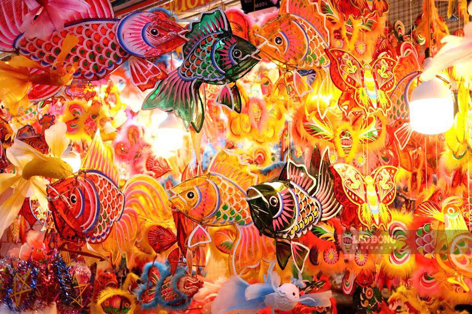 Đèn lồng rực rỡ trên phố Hàng Mã mùa Trung thu 2026. Ảnh: Hải Lam