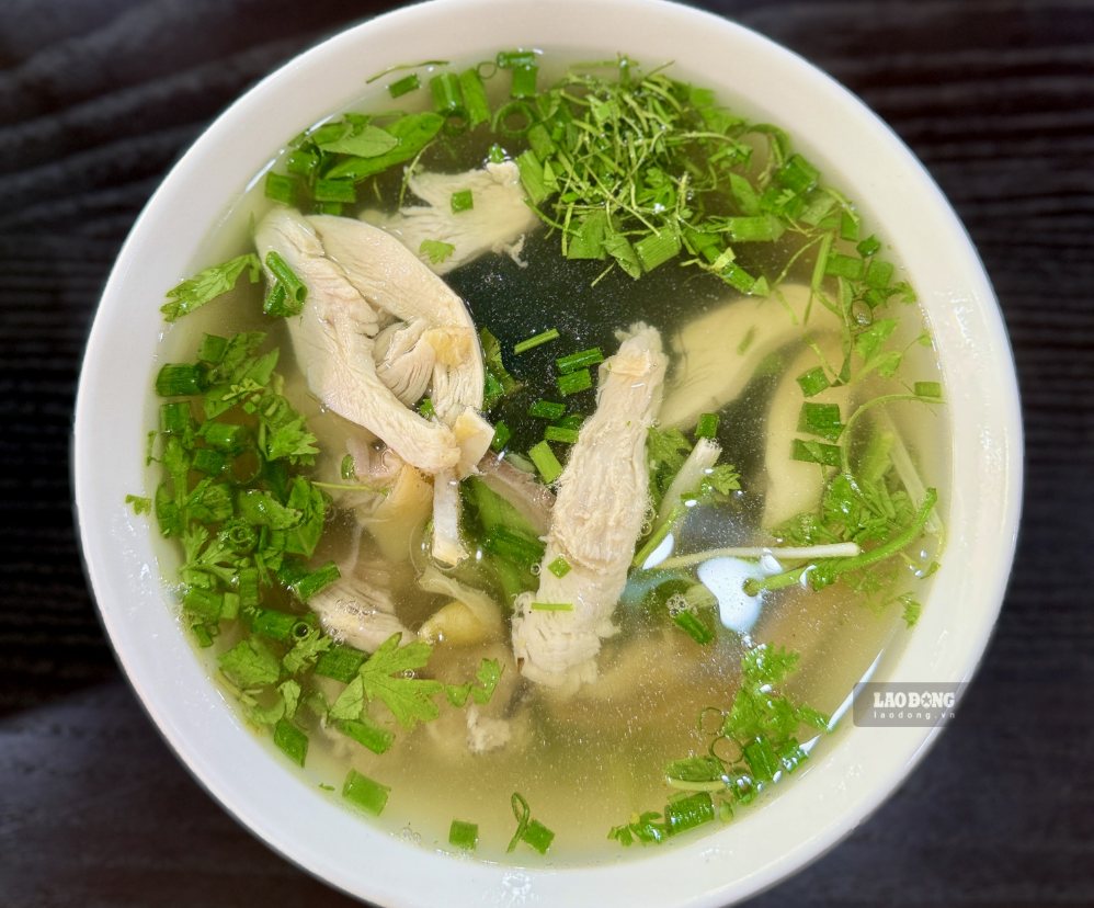 Chicken vermicelli with lots of vegetables, lean meat and limited fat is a light, protein-rich lunch choice, suitable for people who want to control their weight. Photo: Thuy Duong