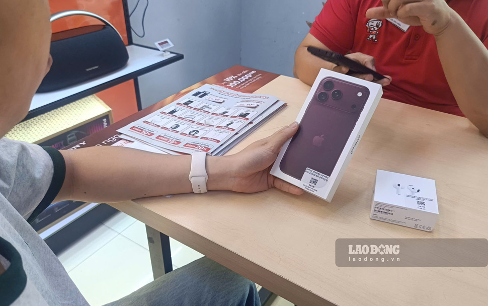 Những chiếc iPhone 18 Pro và iPhone 18 Pro max về tay người dùng Việt. Ảnh: Hạo Thiên (chụp ngày 18.9.2026)