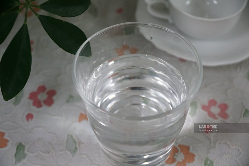 Drinking too much water and too quickly exceeding the kidney's filtering threshold can lead to hyponatremia. Photo: Thanh Thanh