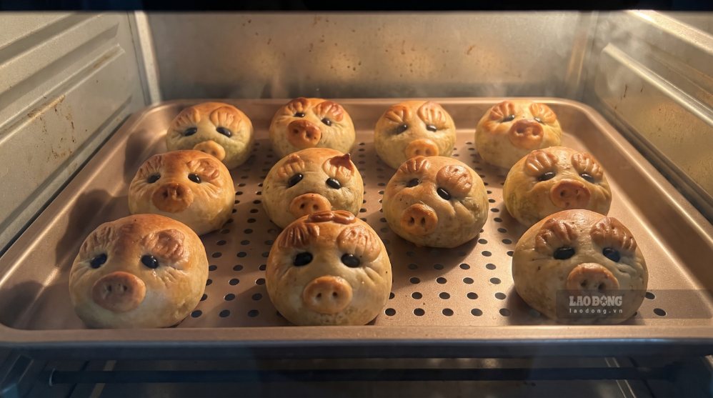 Making baby pig baked cakes yourself will help the Mid-Autumn Festival feast become more special. Photo: Thu Lan