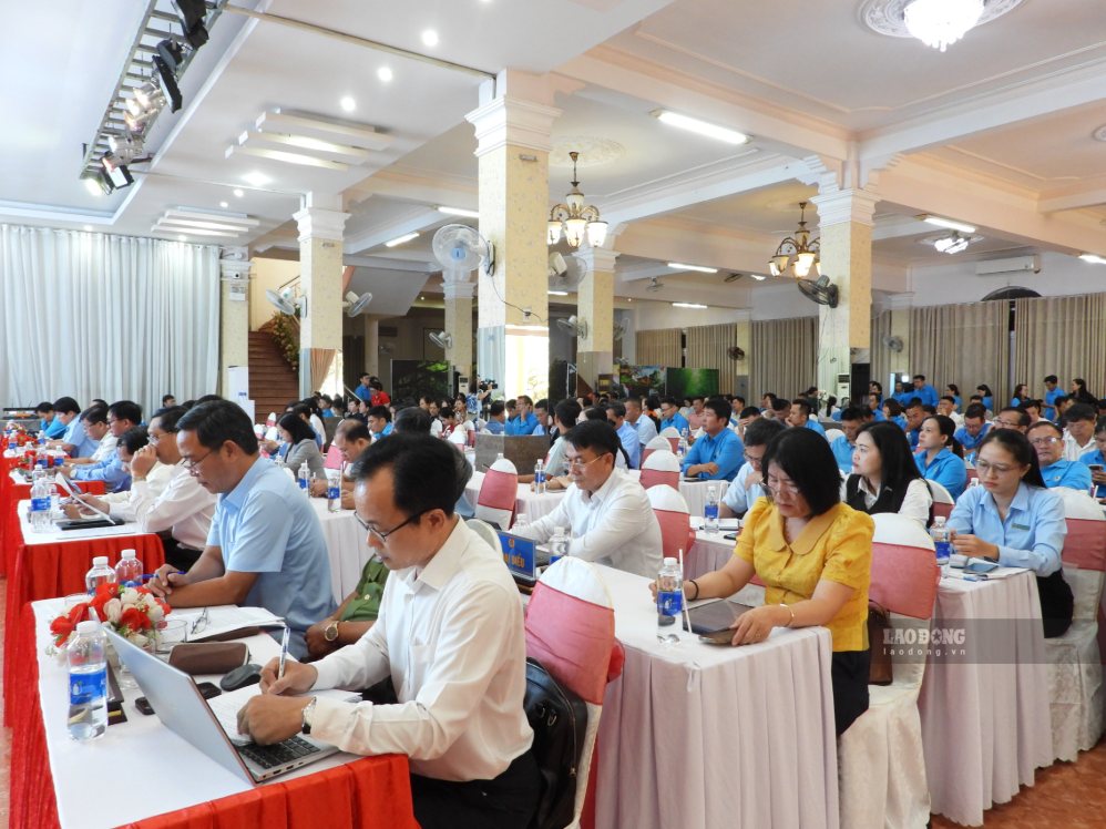Đông đảo đại biểu đến tham dự hội nghị vào sáng ngày 18.9. Ảnh: Bảo Trung