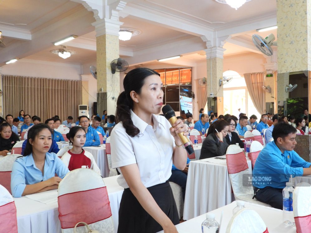 Ms. Nguyen Thi Kim Lien, Chairwoman of the Grassroots Trade Union of International Kindergarten, asked questions related to salaries and social insurance on the morning of September 18. Photo: Bao Trung