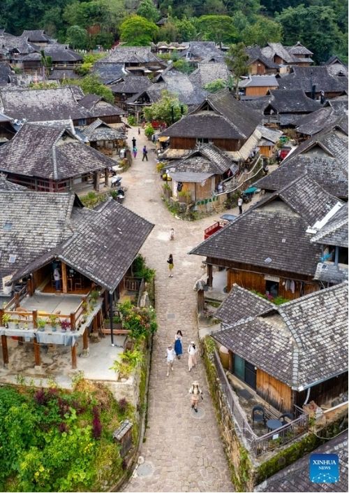 Không chỉ thu hút với đặc sản chè, vẻ đẹp cổ kính của những làng cổ trên núi Cảnh Mai (Trung Quốc) cũng là một yếu tố thu hút du khách. Ảnh: Xinhua phát ngày 17.9.2026