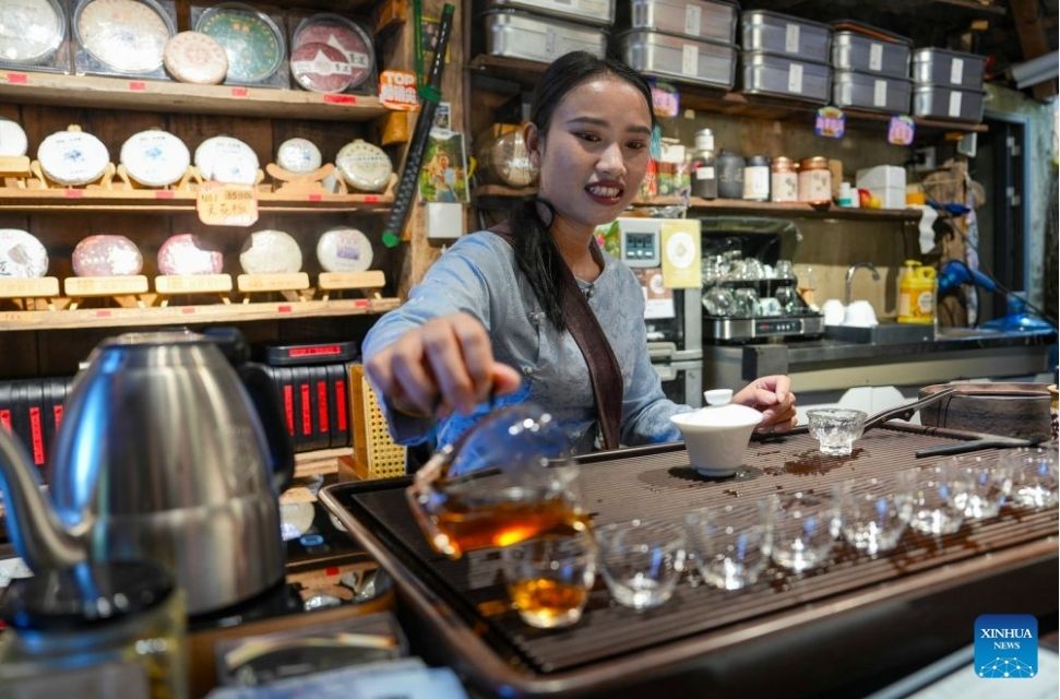 Không khí sản xuất và thưởng trà rộn ràng tại các bản làng cũng như xưởng chế biến trên núi Cảnh Mai, tỉnh Vân Nam (Trung Quốc) ngày 16.9.2026. Ảnh: Xinhua