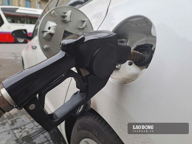 Gasoline and oil prices simultaneously decrease. Photo: Ha Vy