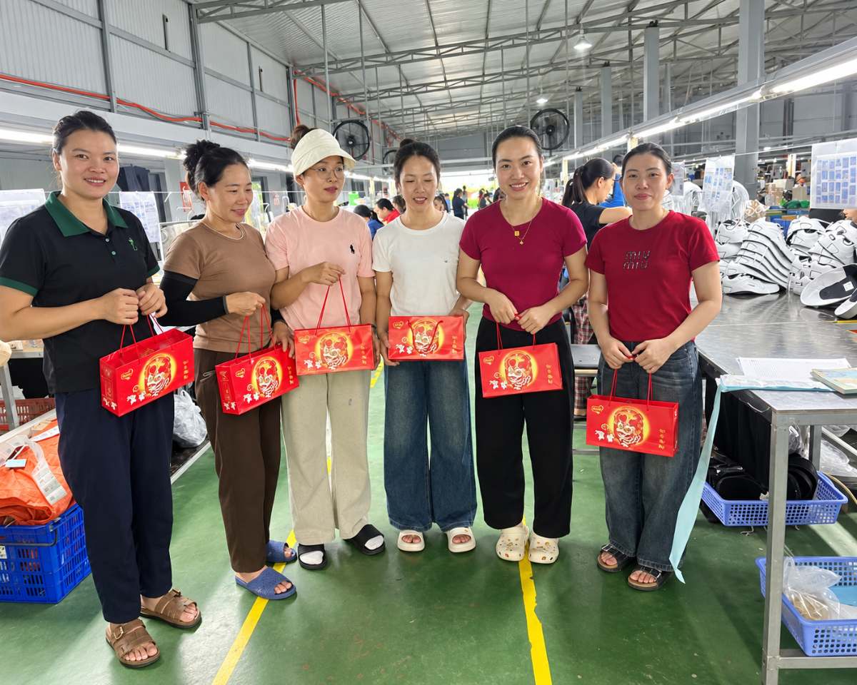 More than 1,500 APEX Vietnam Shoe union members were given Mid-Autumn gifts. Photo: Nghe An Trade Union