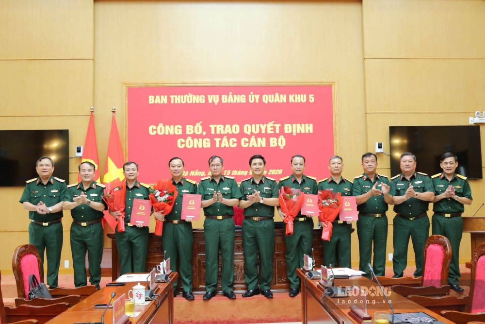 Major General Luong Dinh Chung - Secretary of the Party Committee, Political Commissar of Military Region 5 and delegates congratulate the army officers receiving the transfer and appointment decisions. Photo: Trong Quoc