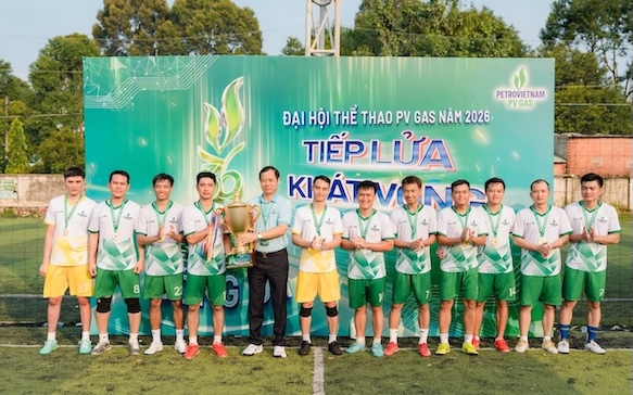 Mr. Tran Xuan Thanh - Chairman of PV GAS Trade Union, Head of the Congress Organizing Committee (5th from the left) - presents the cup and gold medal to the Logistics Branch football team. Photo: Petrovietnam Trade Union