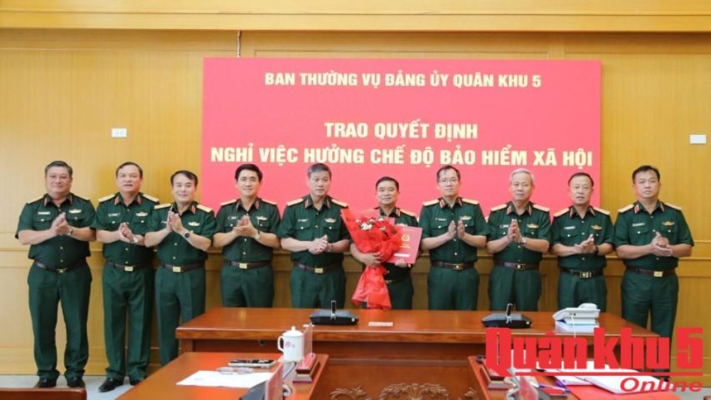 Lieutenant General of the army Trinh Dinh Thach - former Secretary of the Party Committee, Political Commissar of Military Region 5 - receives a decision to retire to enjoy social insurance benefits. Photo: Military Region 5