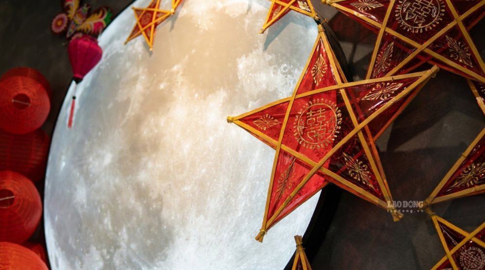 Decorating the house with the theme of Mid-Autumn Festival helps children better understand the reunion of the reunion Tet season. Photo: Tuan Dat