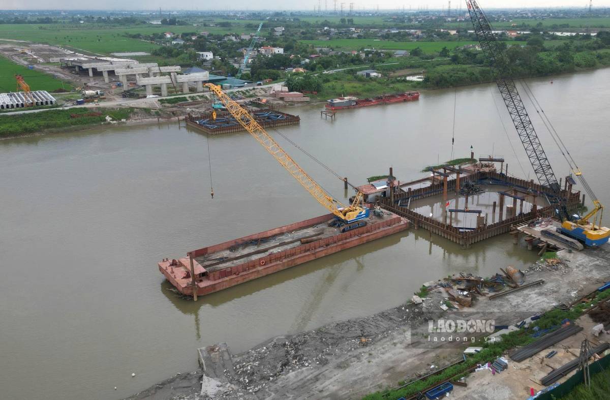 Tra Ly river overpass reaches over 50% volume. Photo: Luong Ha