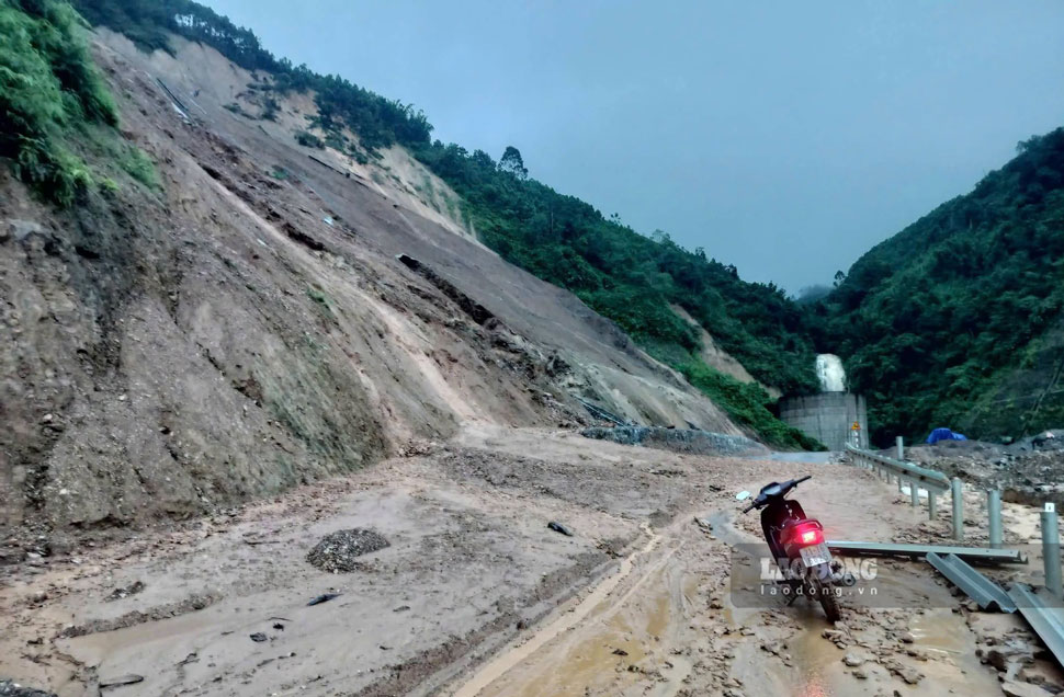 省道175号線の地滑り地点。写真:トゥ・ニャイ