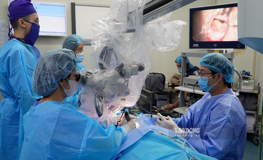 A team of doctors from the Central Ear, Nose and Throat Hospital implants cochlear implants for a 40-year-old female patient in Hanoi. Photo: Hanh Thom