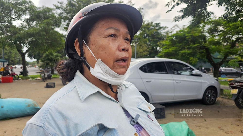 Bà Trần Thị Kiêng, trú xã Phú Vinh, vượt hơn 30km lên trung tâm TP Huế để mua nấm tràm về cấp đông, dùng dần. Ảnh: Nguyễn Luân
